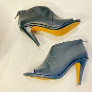 Vince Camuto Frisnell Peep-toe Bootie Size 8.5M